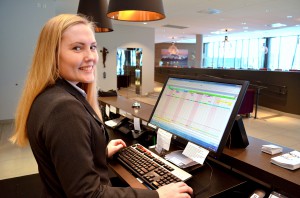 Silje Børresen (23) trives godt i sin jobb i resepsjonen på Rica Elgstua Hotel i Elverum. 