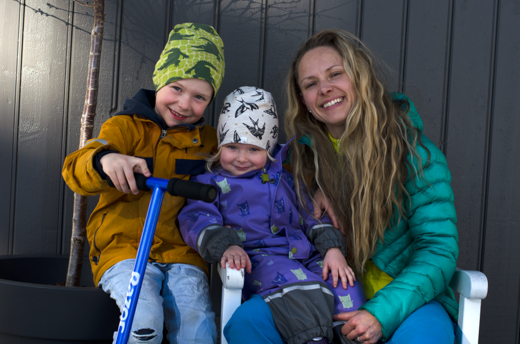 Camilla Brevik er glad for at barna, Brage og Mie får vokse opp i et trygt og oppmerksomt miljø på Rena.